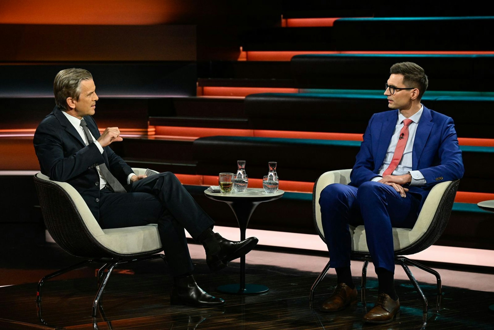 Markus Lanz (l.) sprach CDU-Politiker Sepp Müller auch auf den gescheiterten Termin zwischen Finanzminister Lars Klingbeil und Wirtschaftsministerin Katherina Reiche an. (Bild: ZDF/ Markus Hertrich)