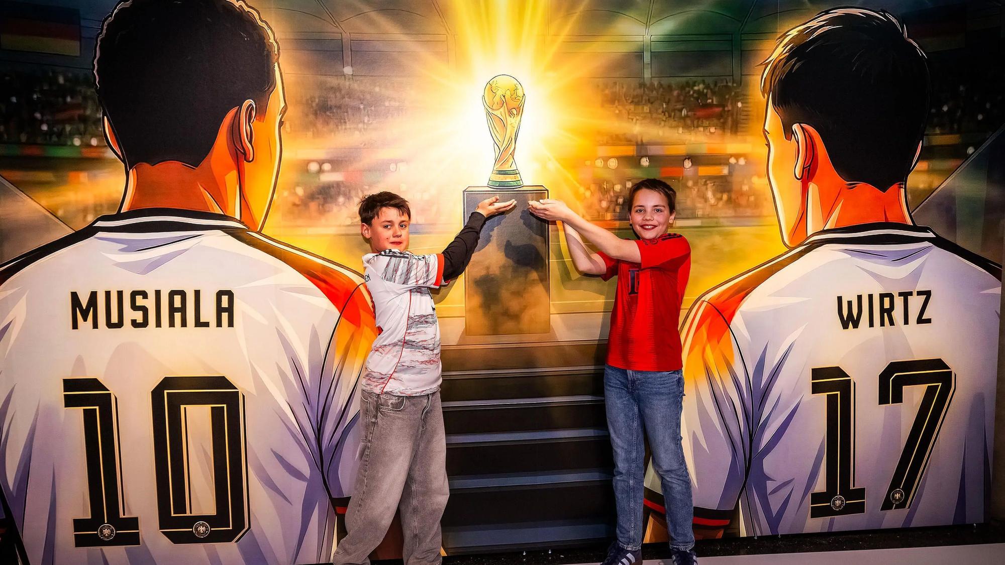 Superheroes Florian Wirtz und Jamal Musiala, Ausstellung im Fußballmuseum Dort