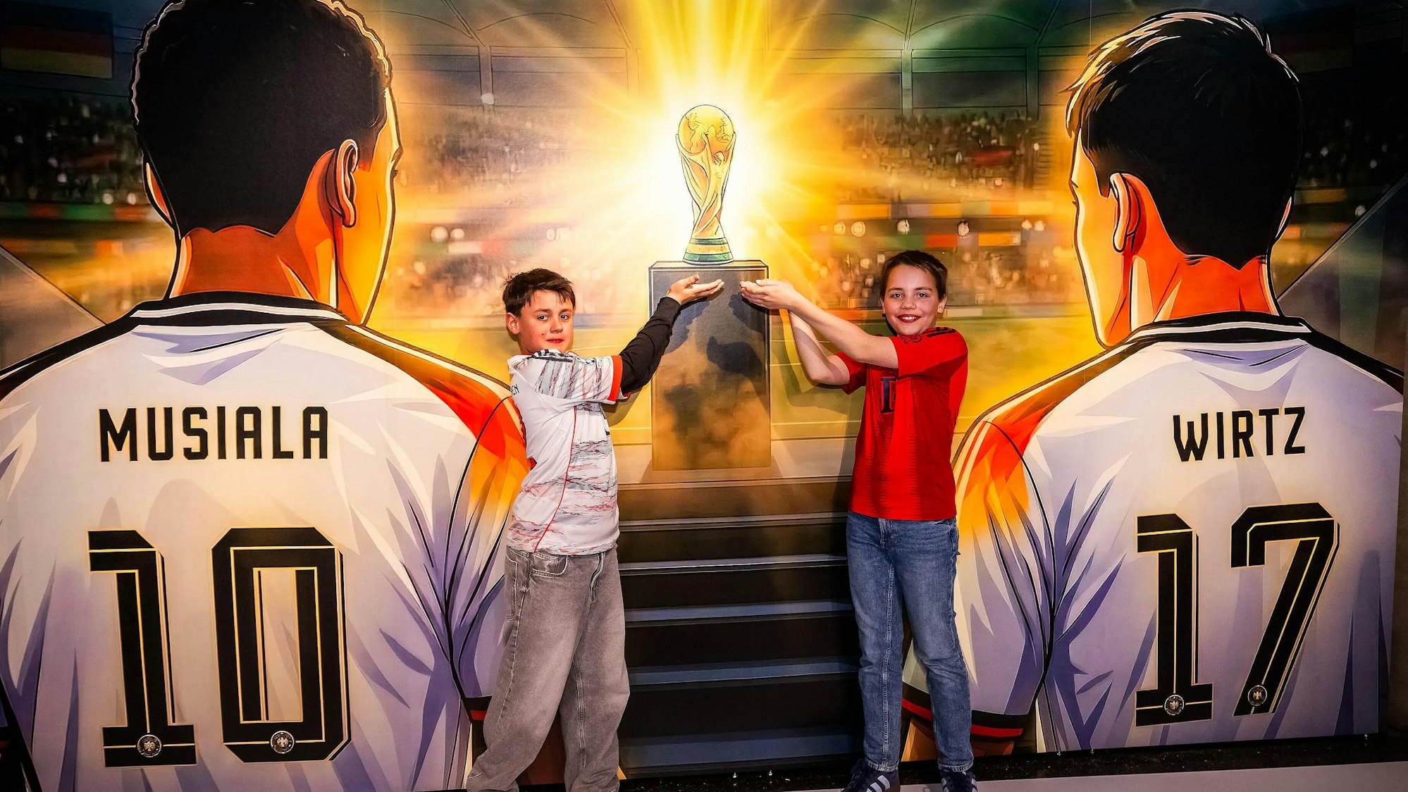 Superheroes Florian Wirtz und Jamal Musiala, Ausstellung im Fußballmuseum Dort