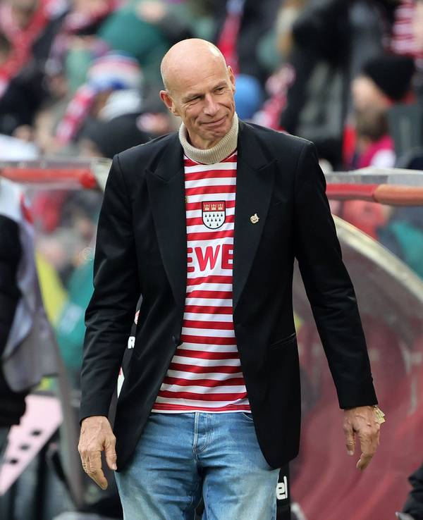 FC-Präsident Jörn Stobbe mit Sakko und FC-Trikot.