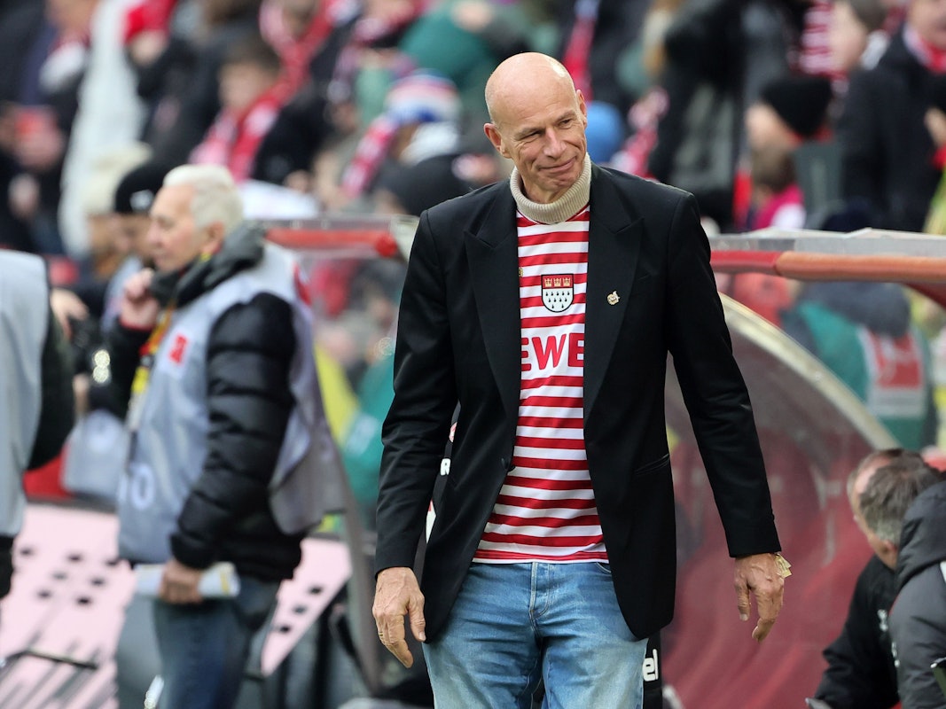 FC-Präsident Jörn Stobbe mit Sakko und FC-Trikot.