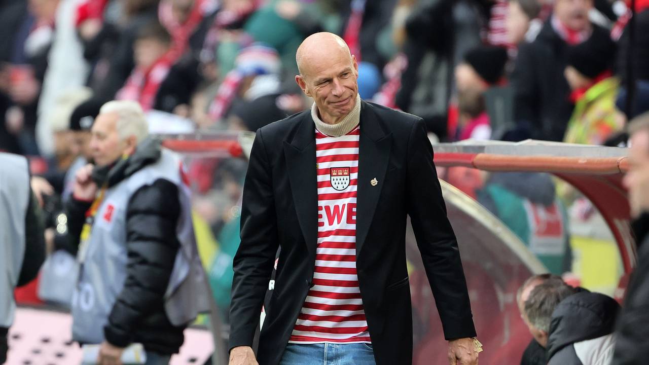 FC-Präsident Jörn Stobbe mit Sakko und FC-Trikot.