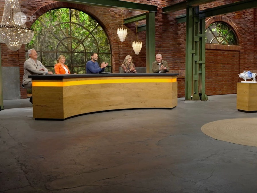 Alles lief scheinbar glatt: Andreas (rechts) aus der Schweiz erhielt in der Mittwochsausgabe der ZDF-Trödelshow „Bares für Rares“ mit Horst Lichter eine vielversprechende Expertise und reichlich Gebote. (Bild: ZDF)