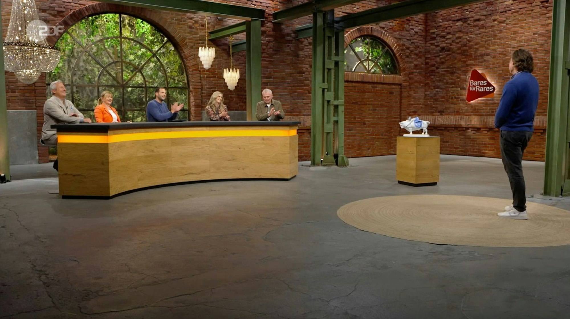 Alles lief scheinbar glatt: Andreas (rechts) aus der Schweiz erhielt in der Mittwochsausgabe der ZDF-Trödelshow „Bares für Rares“ mit Horst Lichter eine vielversprechende Expertise und reichlich Gebote. (Bild: ZDF)