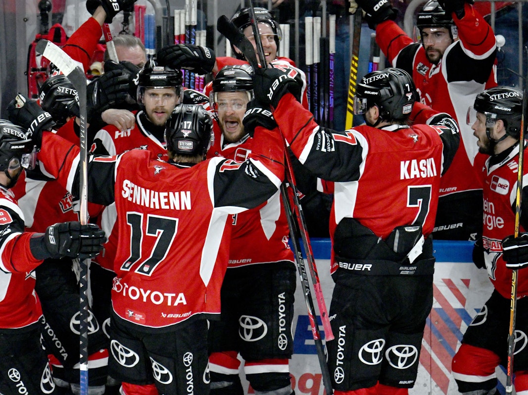 Die Profis der Kölner Haie jubeln gemeinsam.