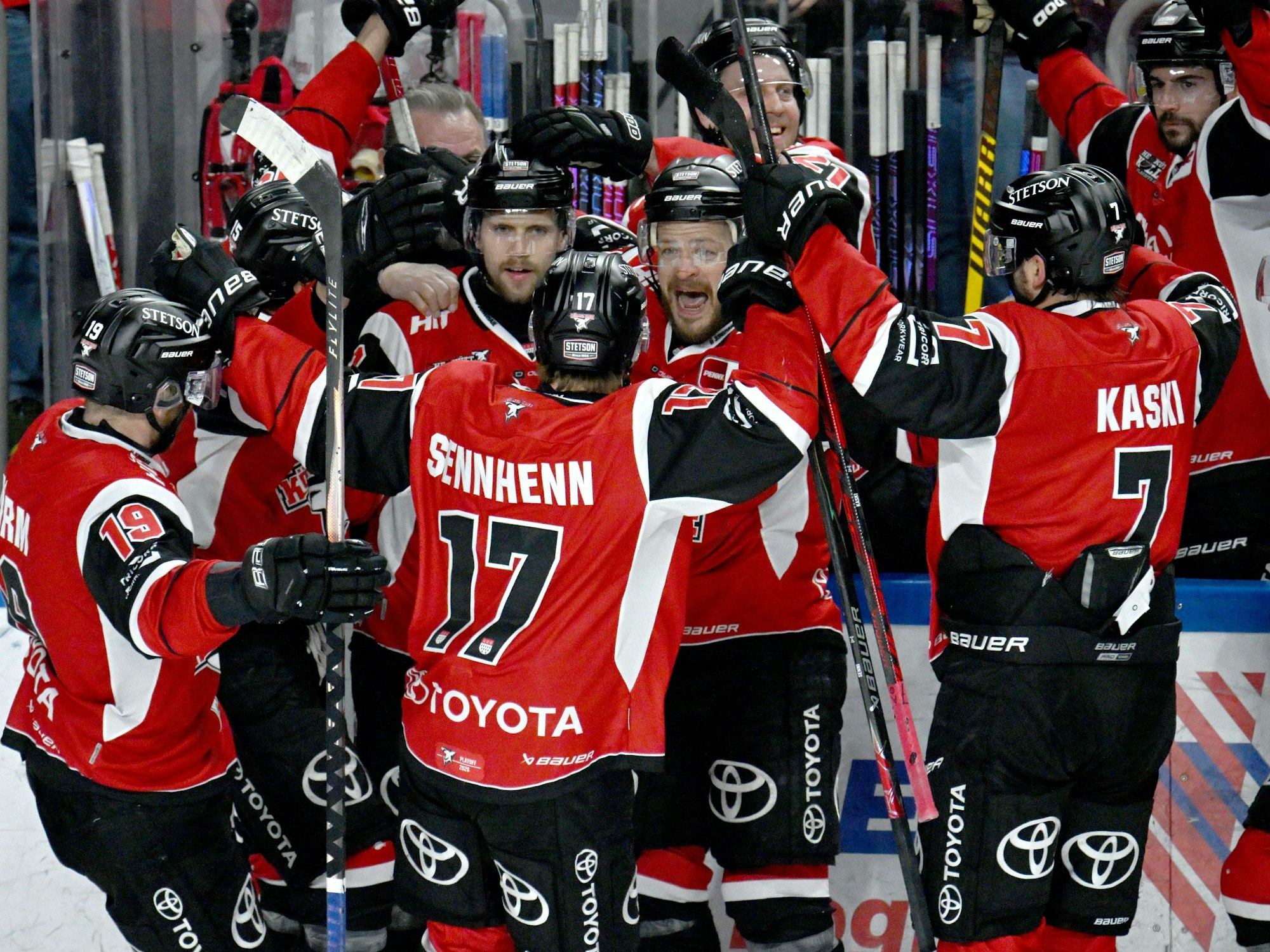 Die Profis der Kölner Haie jubeln gemeinsam.