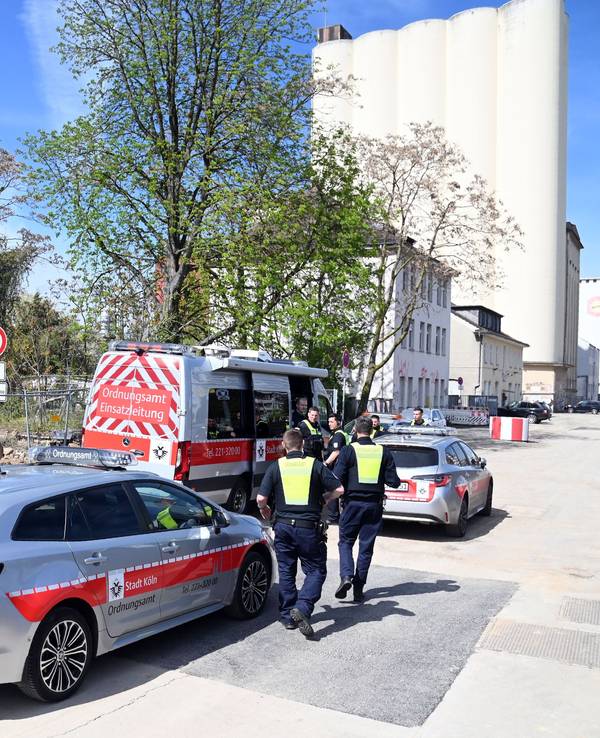 Einsatzkräfte der Stadt bei einer Evakuierungsmaßnahme (Symbolfoto). In Köln-Lindenthal wurde ein Blindgänger gefunden, der am Montag (11. Mai) entschärft werden soll.