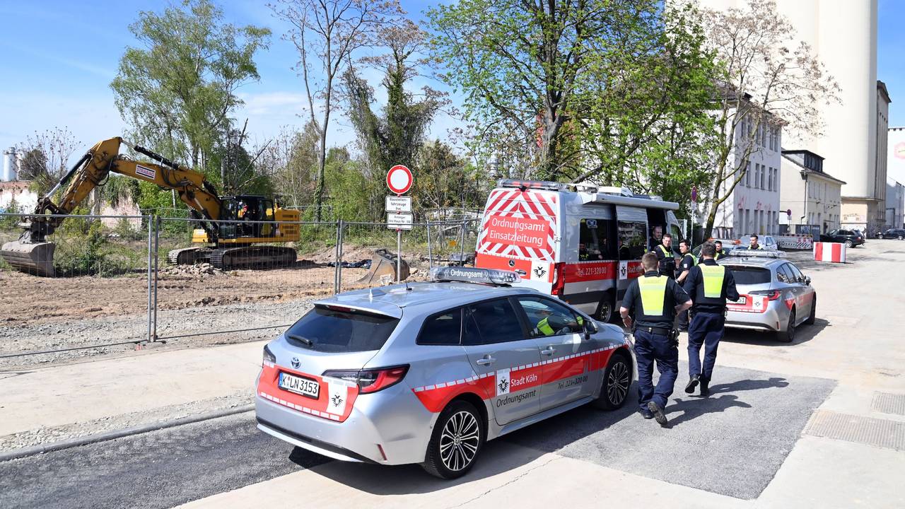 Einsatzkräfte der Stadt bei einer Evakuierungsmaßnahme (Symbolfoto). In Köln-Lindenthal wurde ein Blindgänger gefunden, der am Montag (11. Mai) entschärft werden soll.