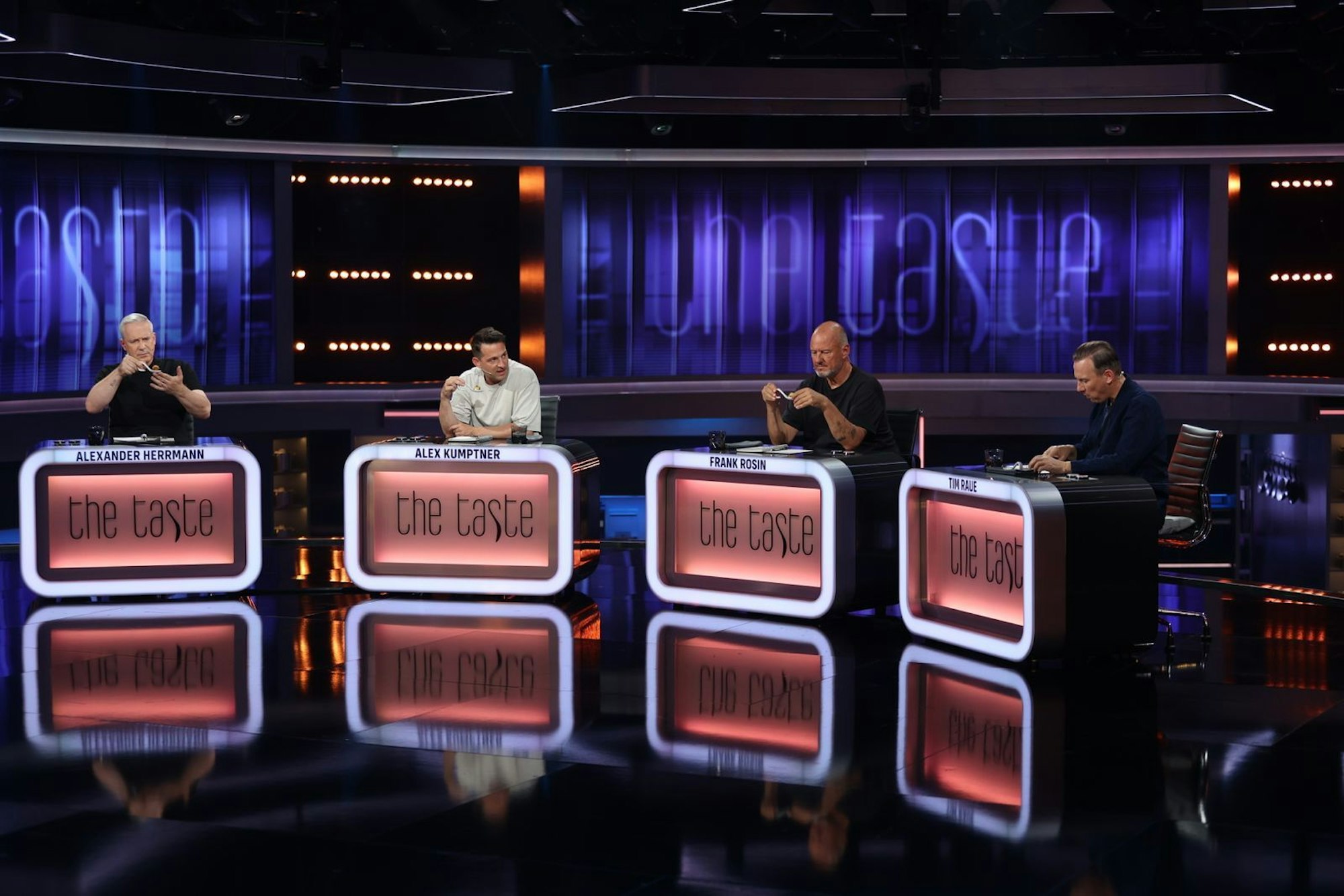 Alexander Herrmann, Alex Kumptner, Frank Rosin und Tim Raue halten mit Kritik nicht zurück. (Bild: Joyn/ Benedikt Müller)