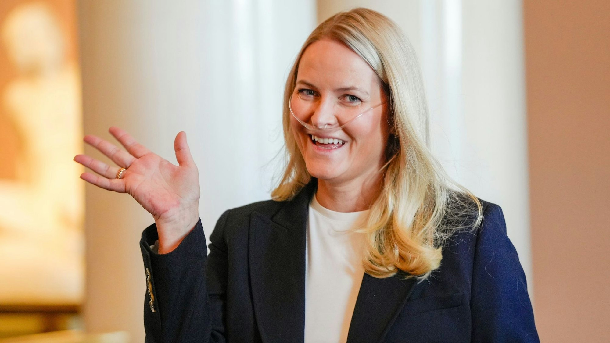 Mette-Marit mit Sauerstoffgerät bei offiziellem Termin.