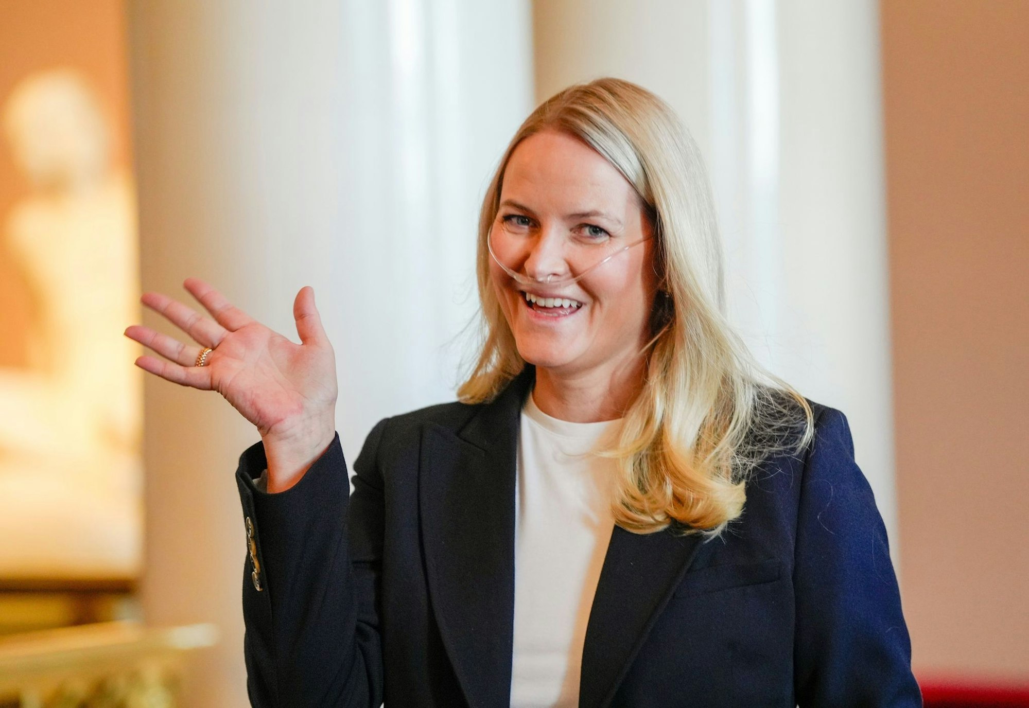 Mette-Marit mit Sauerstoffgerät bei offiziellem Termin.