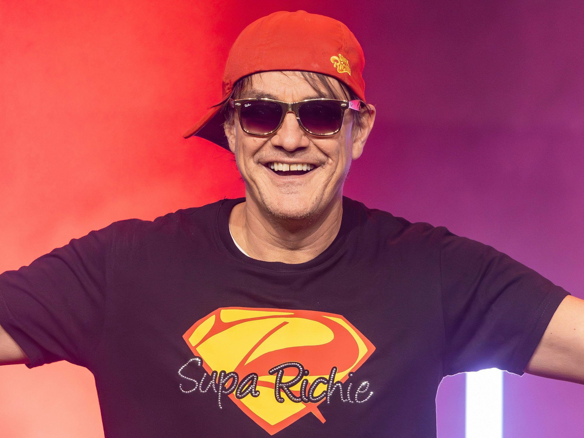 Matze Knop steht als Supa Richie auf der Bühne.