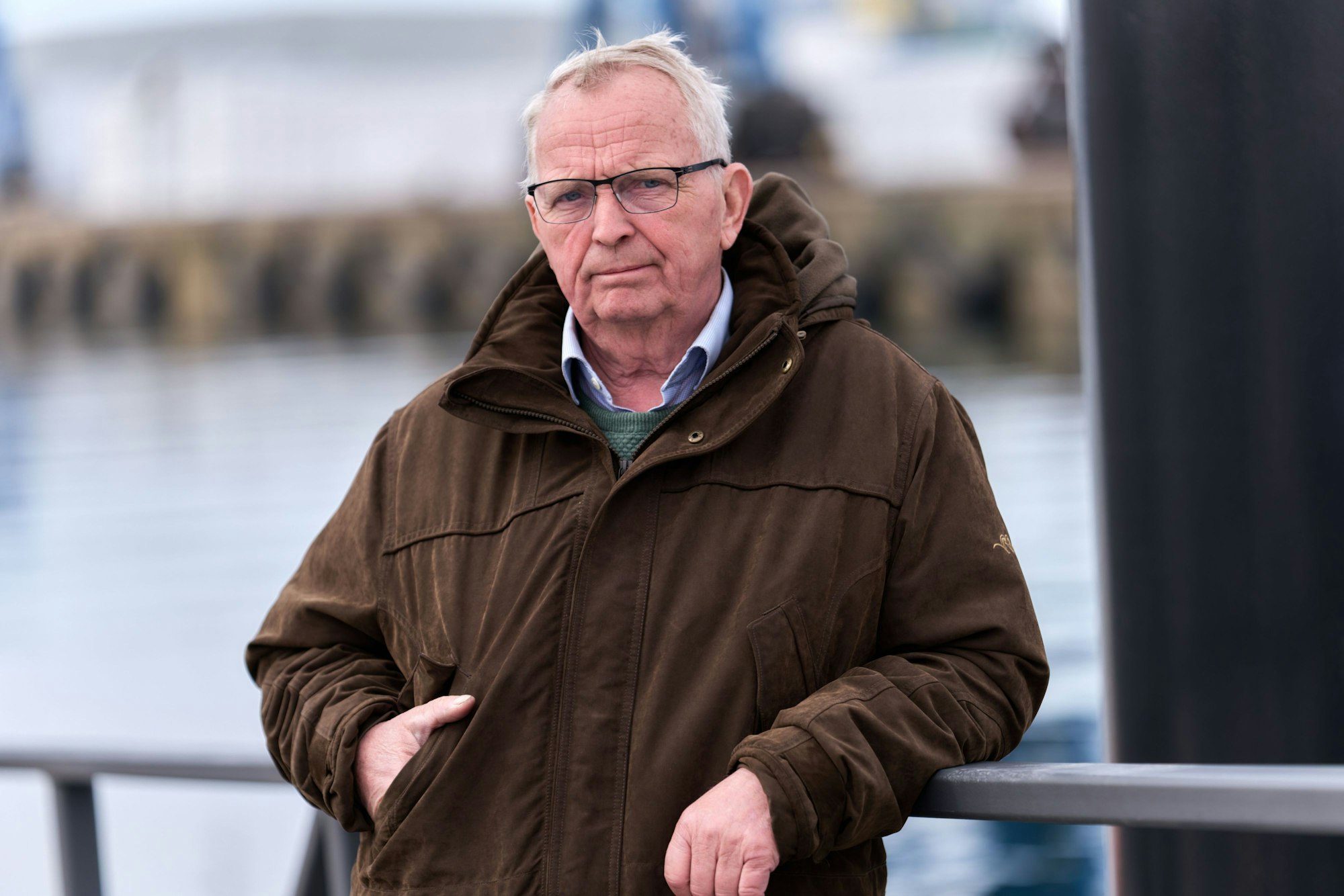 Till Backhaus (SPD), Umweltminister von Mecklenburg-Vorpommern, posiert am Wismarer Hafen im Anschluss an ein Pressegespräch für Fotografen.