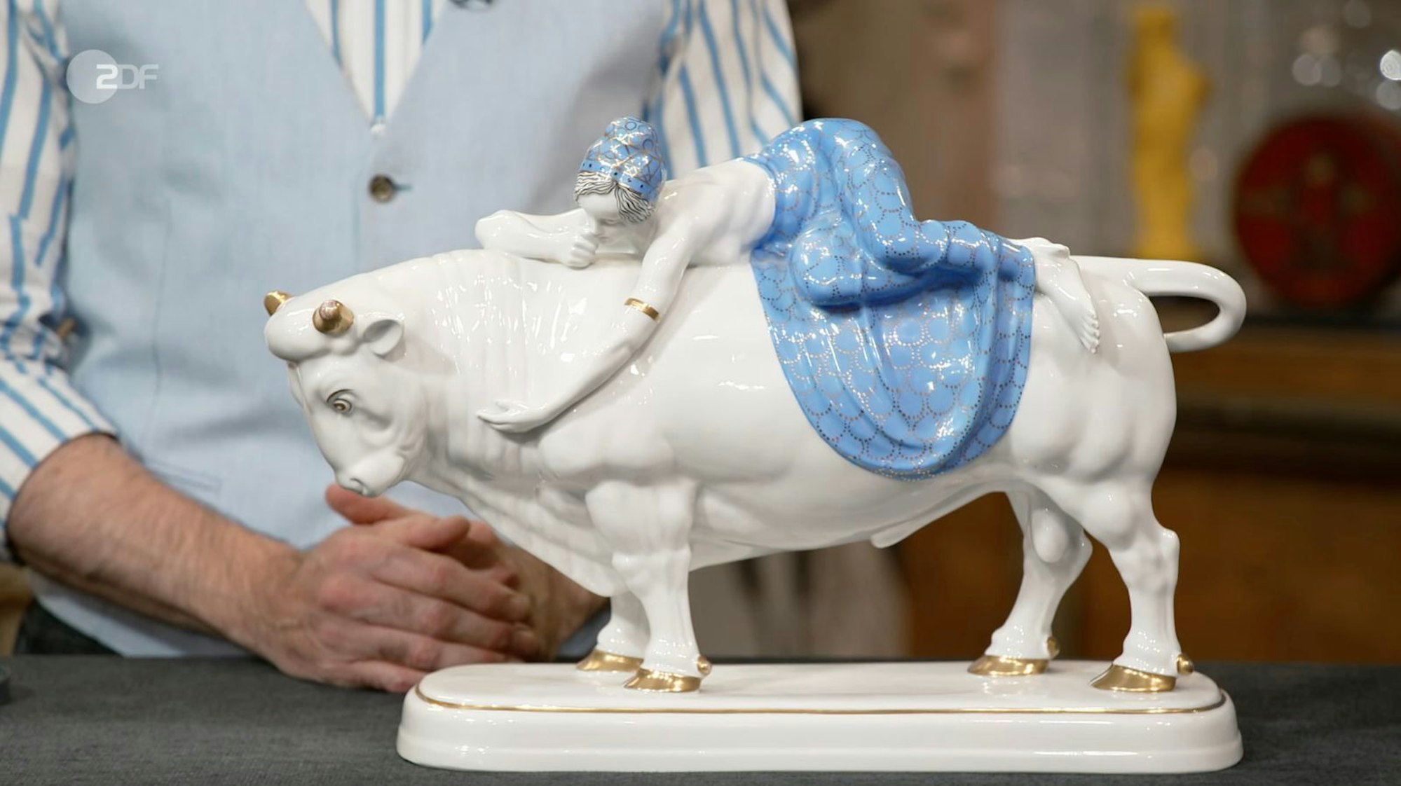 Dem Experten Colmar Schulte-Goltz zufolge erzählte das handbemalte Porzellan ein Stück europäischer Entstehungsgeschichte. (Bild: ZDF)