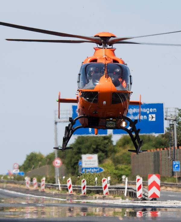 Ein Rettungshubschrauber startet nach einem Unfall auf der Autobahn