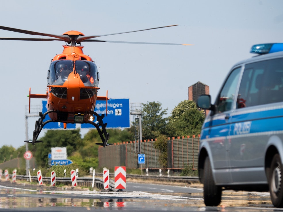 Ein Rettungshubschrauber startet nach einem Unfall auf der Autobahn
