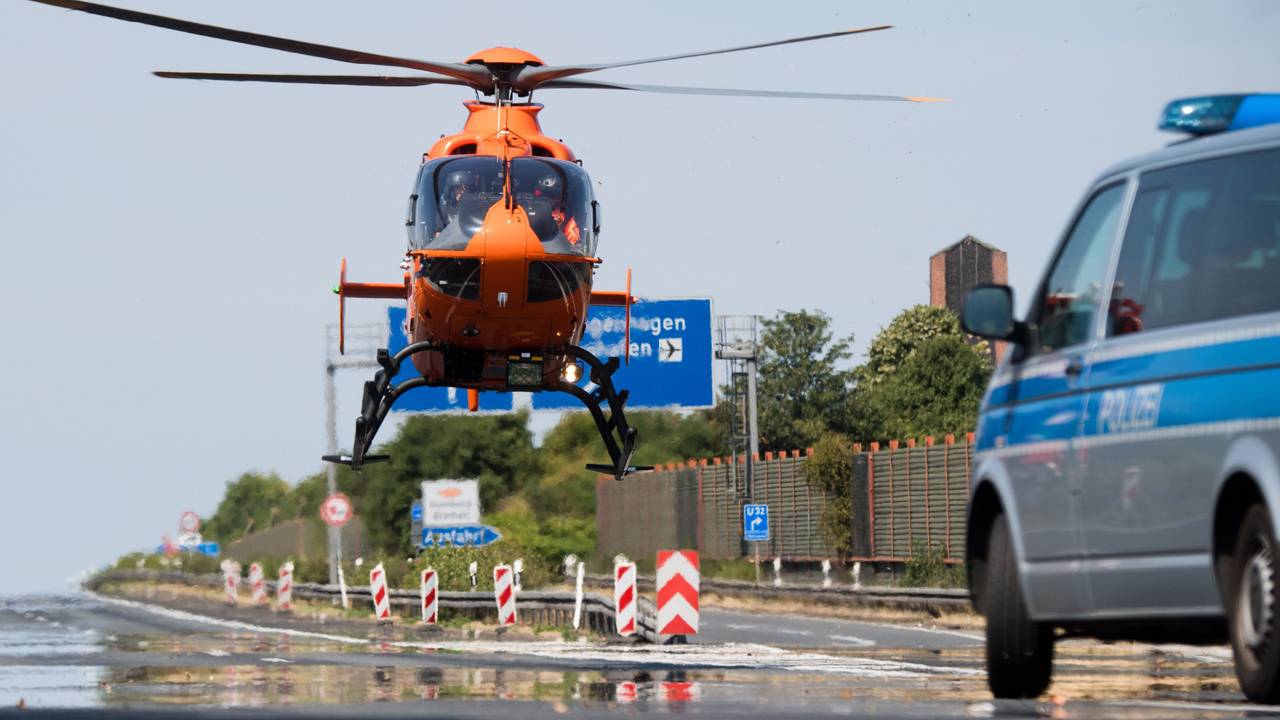 Ein Rettungshubschrauber startet nach einem Unfall auf der Autobahn