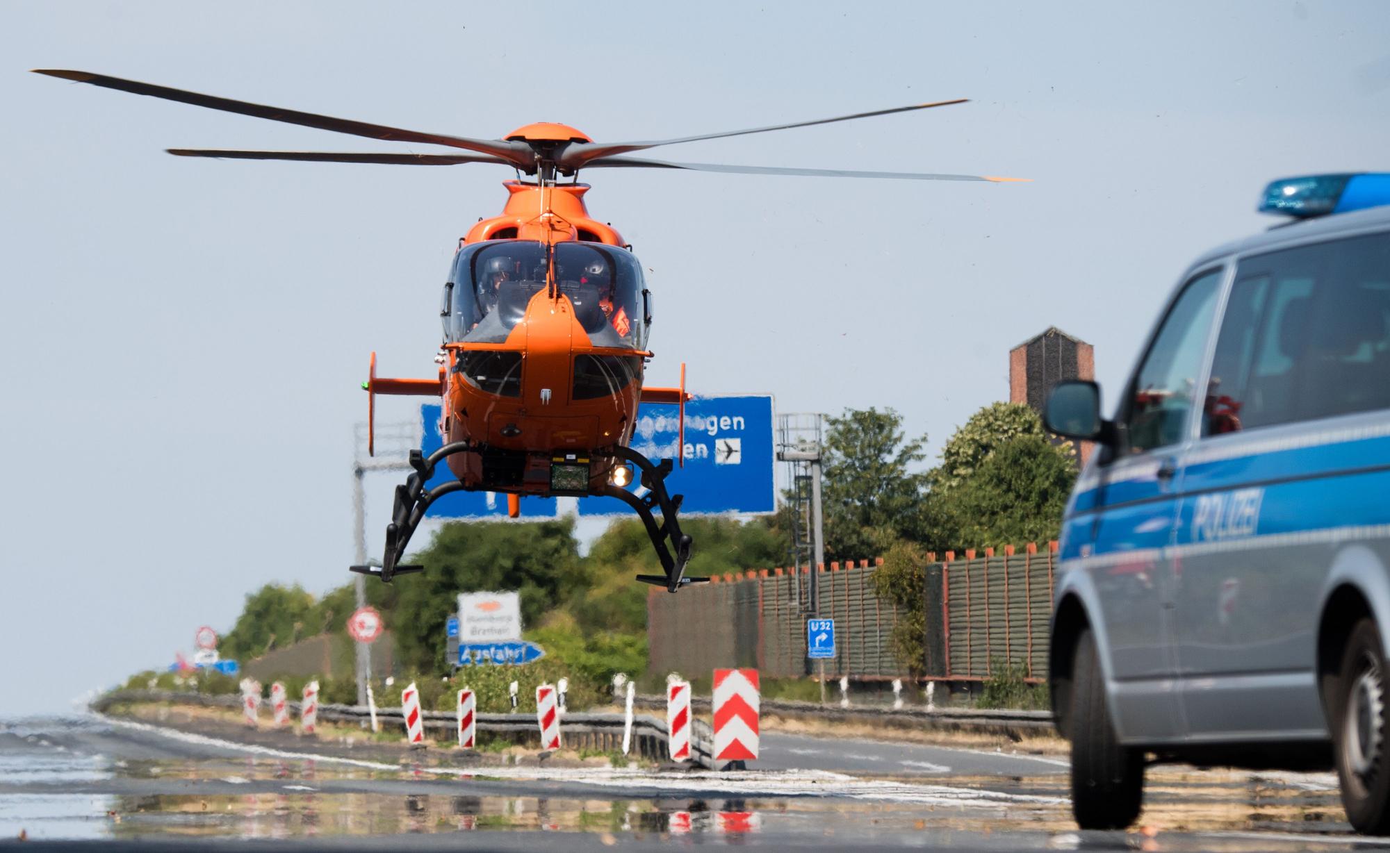 Ein Rettungshubschrauber startet nach einem Unfall auf der Autobahn