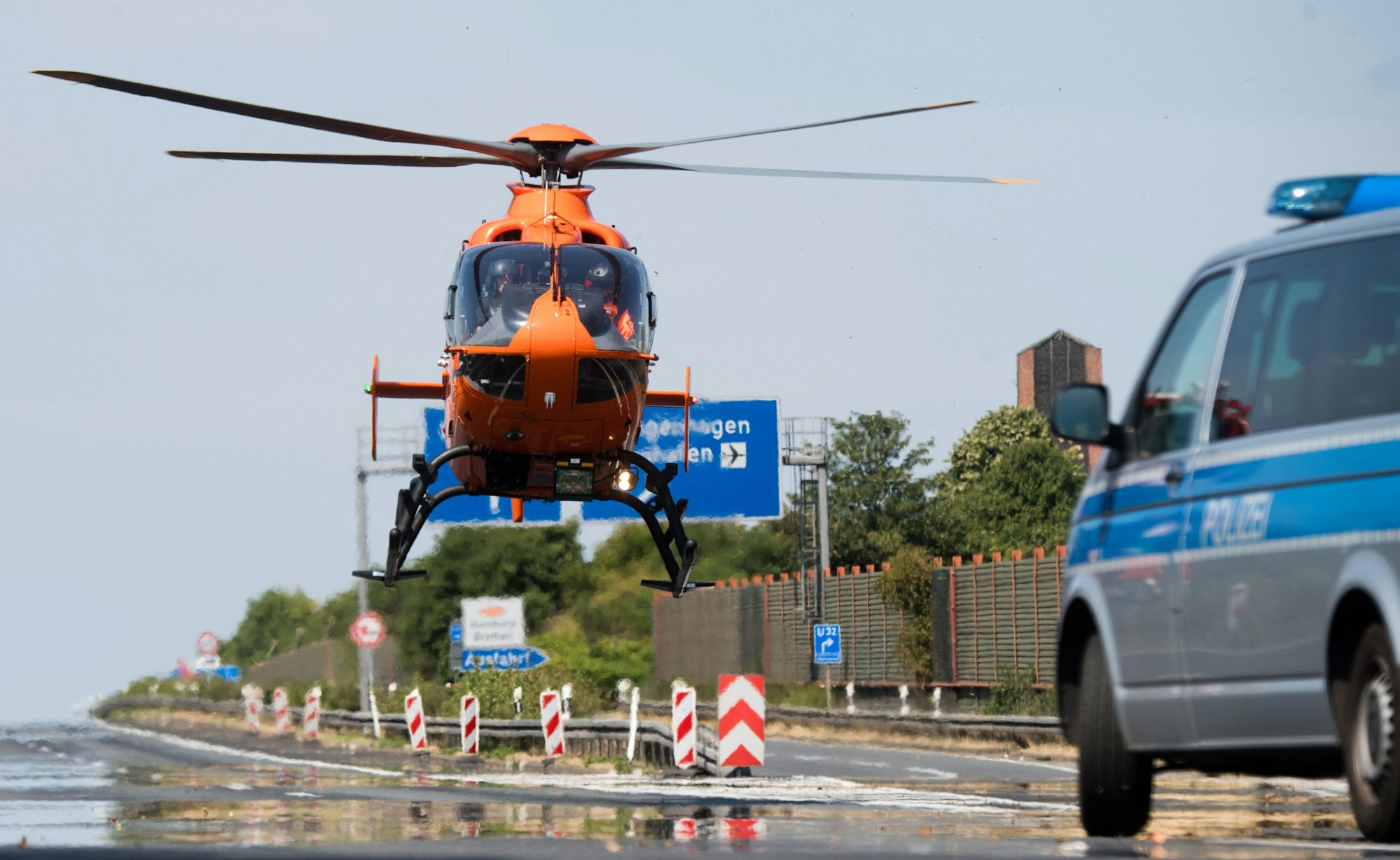 Ein Rettungshubschrauber startet nach einem Unfall auf der Autobahn