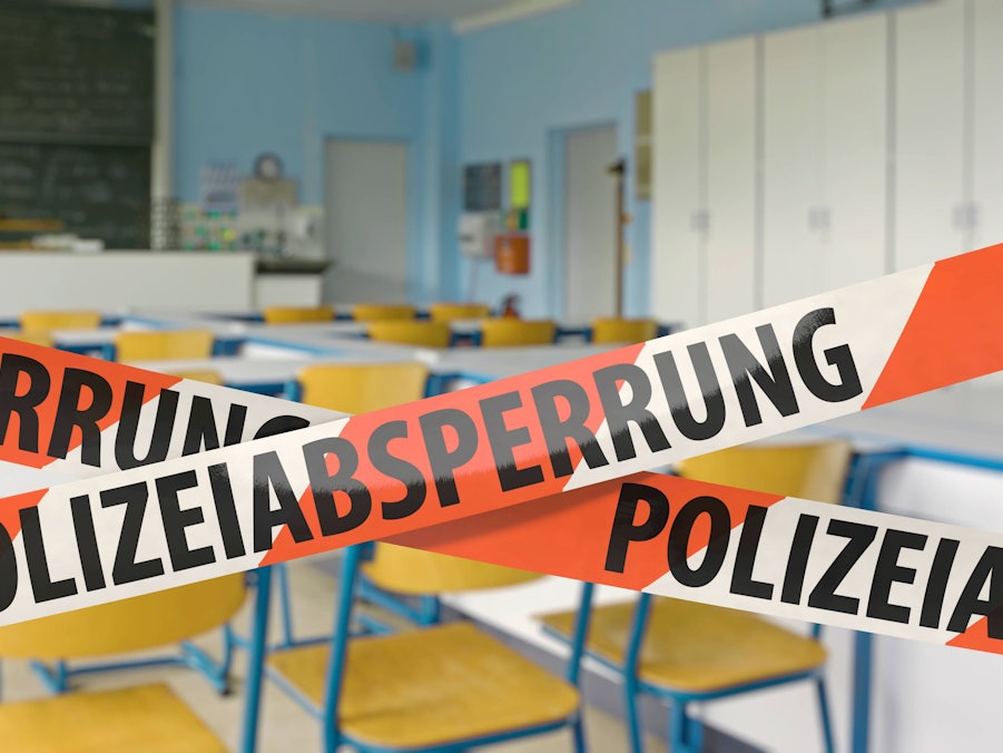 Polizeiabsperrung in einer Schule