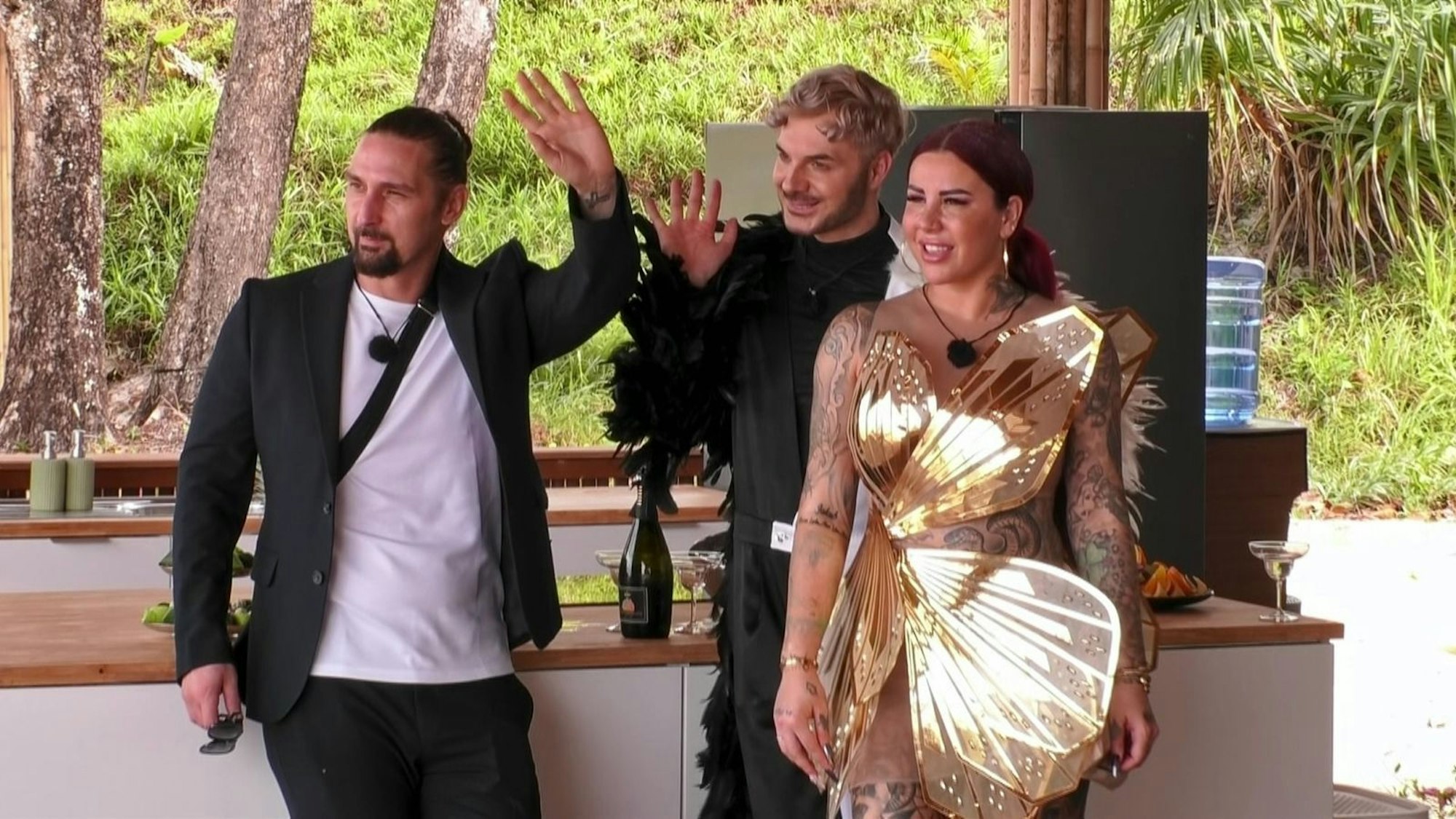 Kate Merlan und Sam Dylan erkannten Sandy Fähse (links) nicht auf den ersten Blick. (Bild: RTLZWEI)