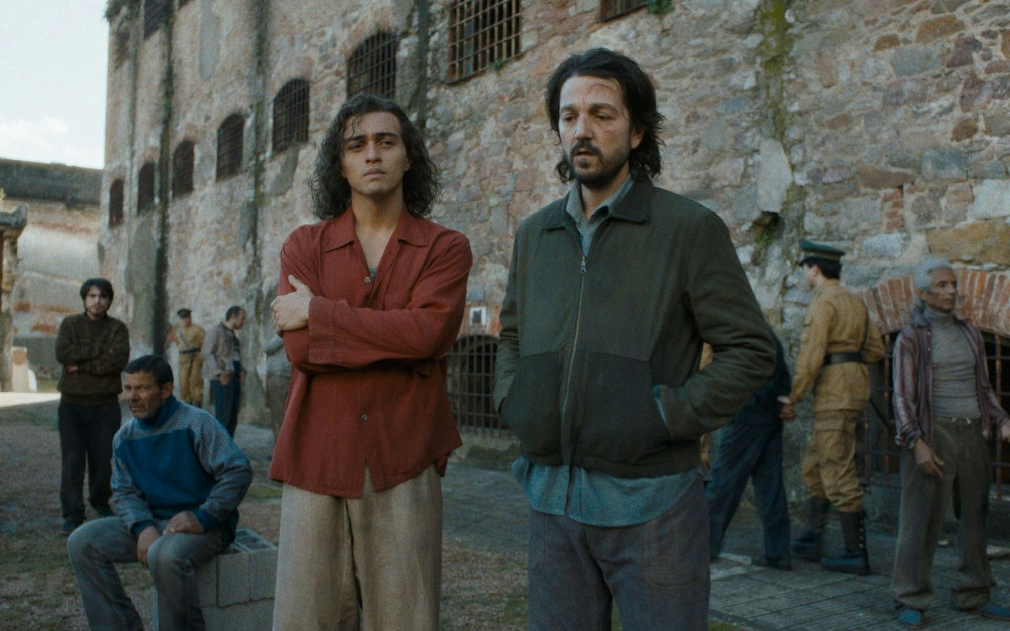 Luis Molina (Tonatiuh, links, mit Diego Luna) träumt sich vom Gefängnis aus immer wieder in die bunte Welt der Filme. (Bild: 2026 Sony Pictures Entertainment)