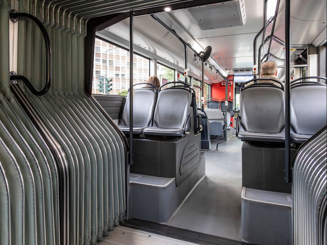 Nach einem tödlichen Bus-Unfall sucht die polizei nun eine wichtige Zeugin. (Symbolfoto)