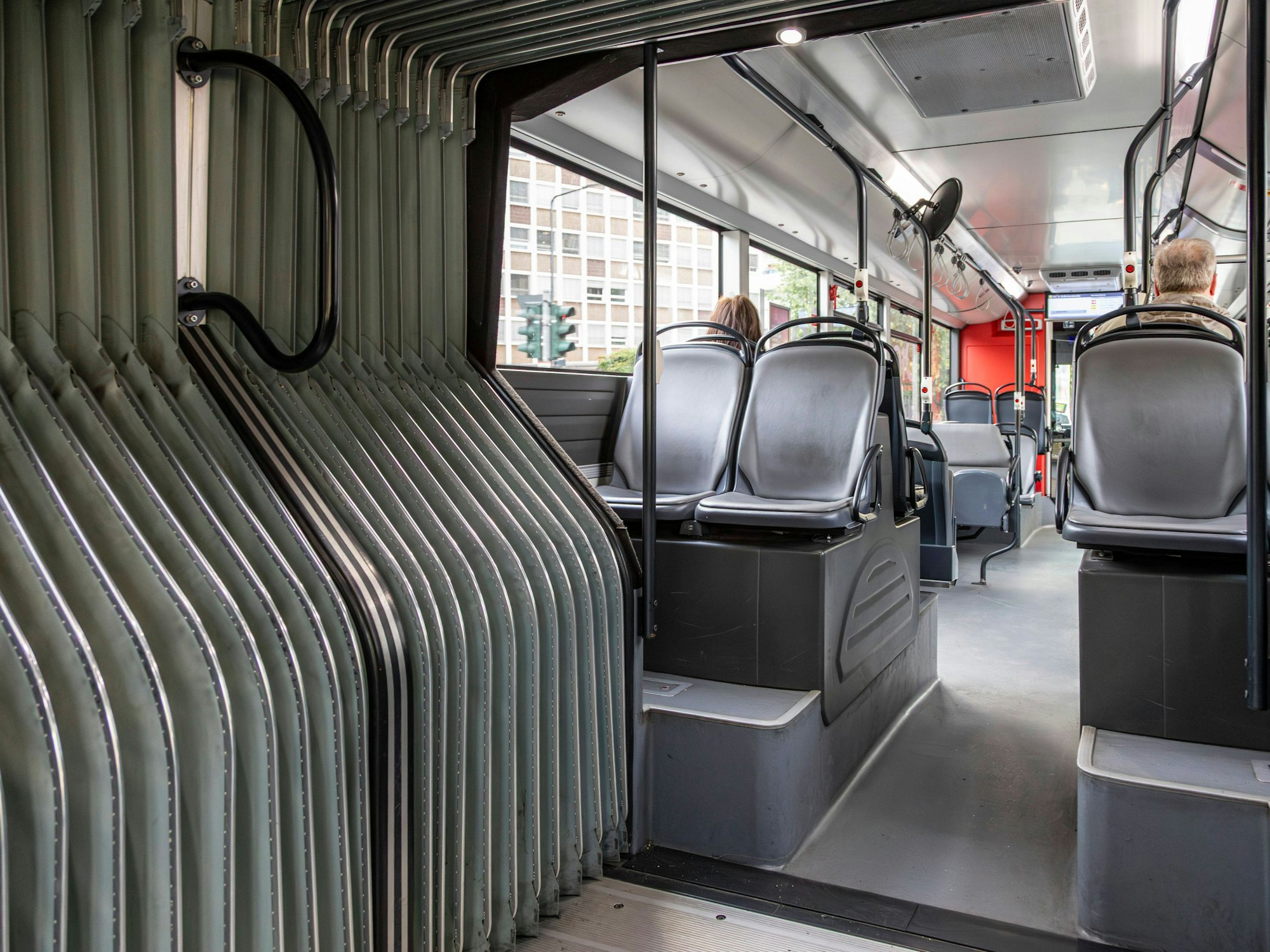 Nach einem tödlichen Bus-Unfall sucht die polizei nun eine wichtige Zeugin. (Symbolfoto)