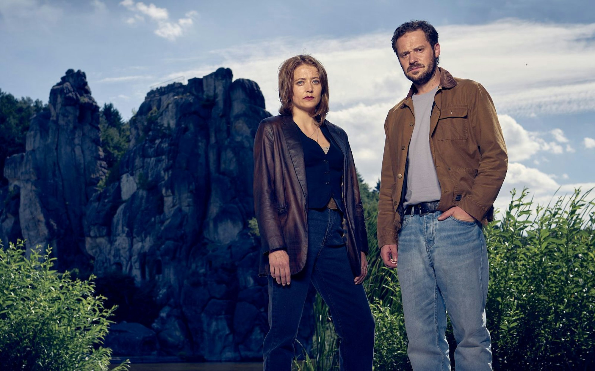 Paula (Hanna Plaß) und Leon Schäfer (Jakob Benkhofer) sind nicht nur Schwester und großer Bruder, sondern auch das neue Ermittlerduo in der ZDF-Reihe „Im Grunde Mord“. Schauplatz ist der Teutoburger Wald. (Bild: ZDF/Frank Dicks)