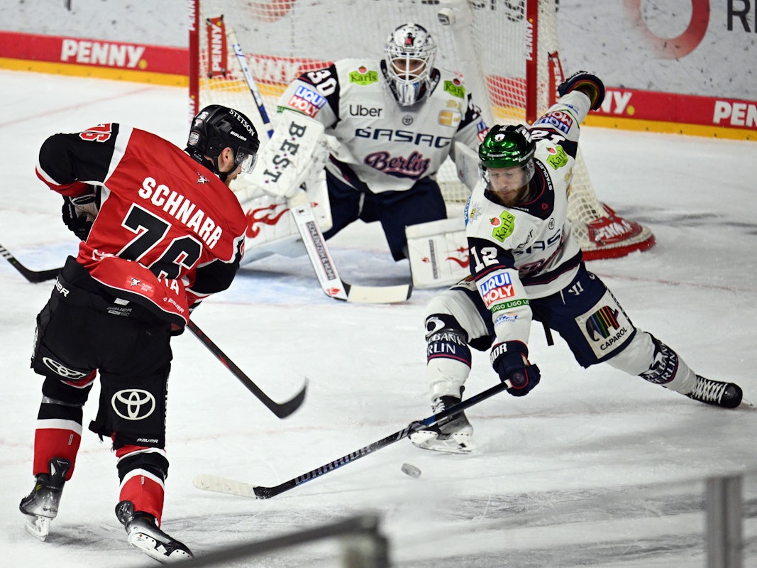 Nate Schnarr versucht es mit einem Schuss gegen Jake Hildebrand.