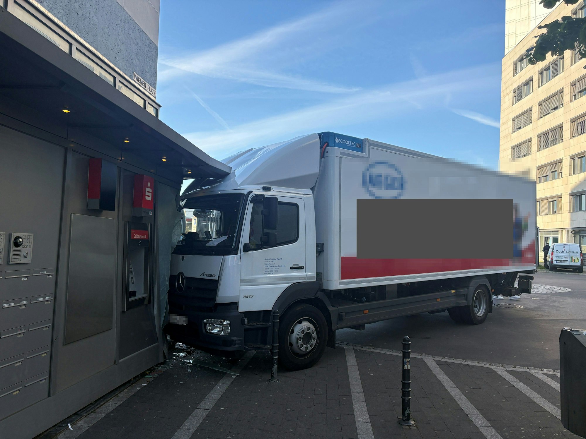 Der Lkw krachte in einen Bankautomaten der Sparkasse am Wiener Platz.