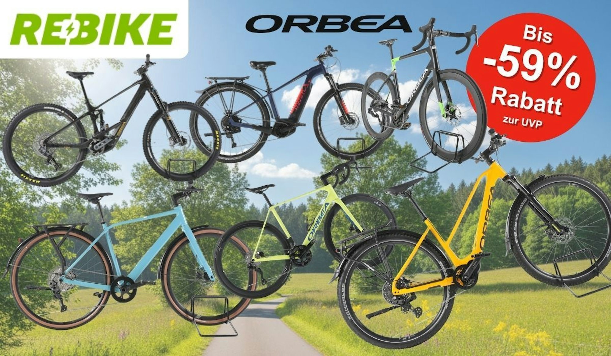 Mehrere refurbished Orbea E-Bikes verschiedener Kategorien – darunter E-Mountainbikes, Trekking-E-Bikes und Gravelbikes – vor einem sonnigen Radweg mit grüner Natur im Hintergrund. Logos von Rebike und Orbea sind zu sehen.