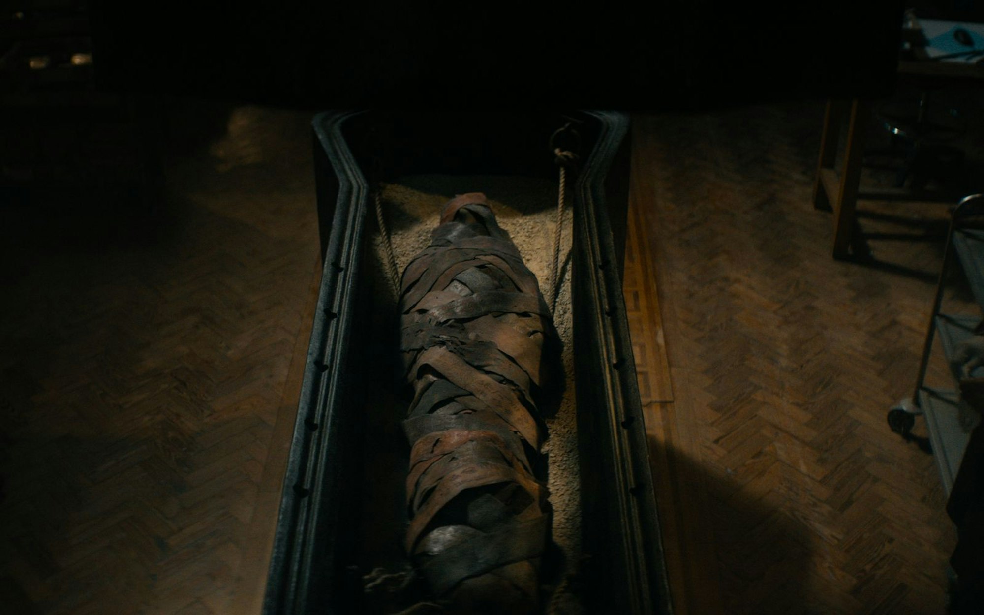 „Lee Cronin's The Mummy“ wirft Fragen auf, zum Beispiel: Warum wurde die acht Jahre lang vermisste Katie ausgerechnet in einem 3.000 Jahre alten Sarkophag gefunden? (Bild: 2026 Warner Bros. Pictures)