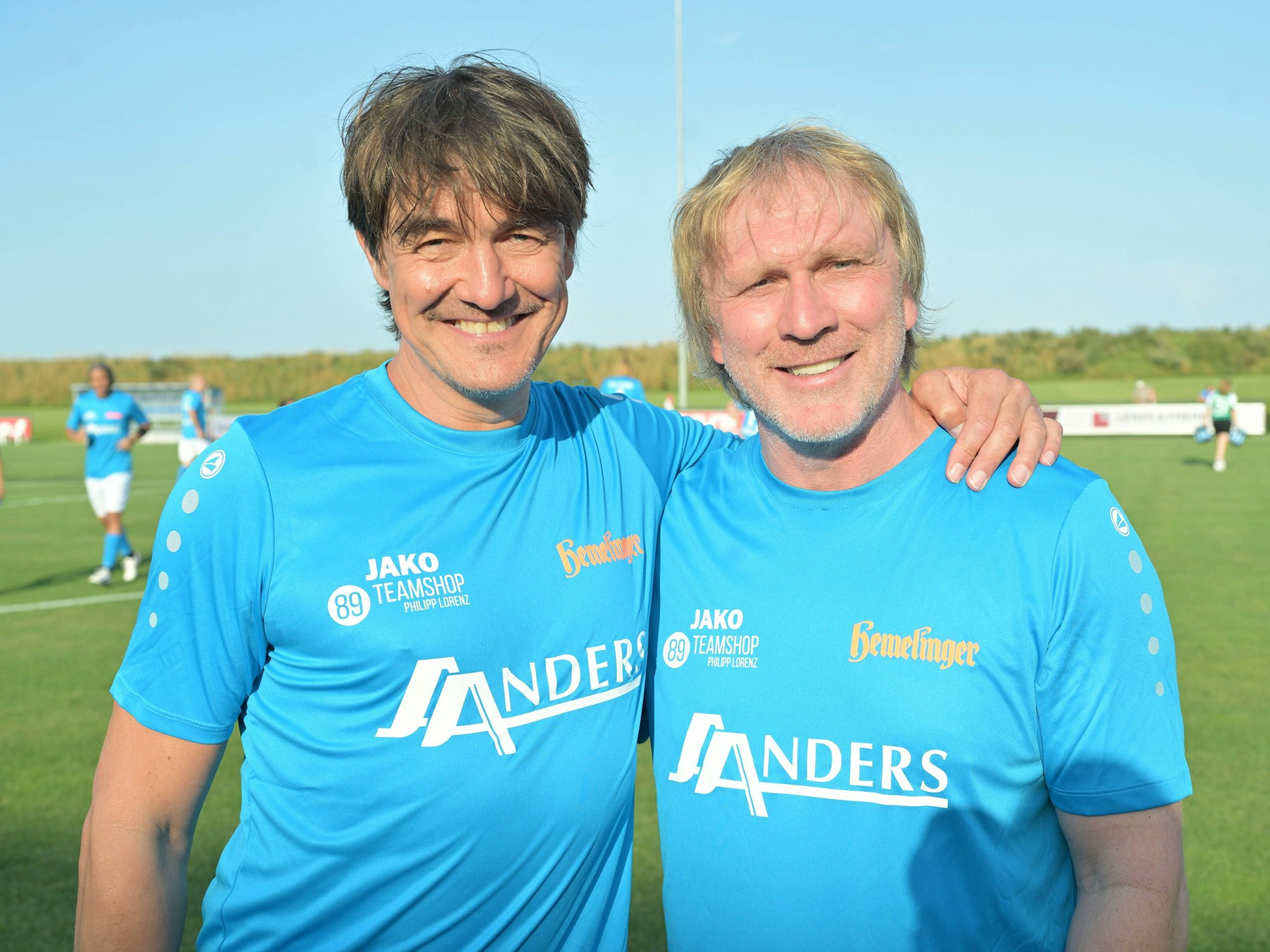 Matze Knop steht mit Ansgar Brinkmann auf dem Platz.
