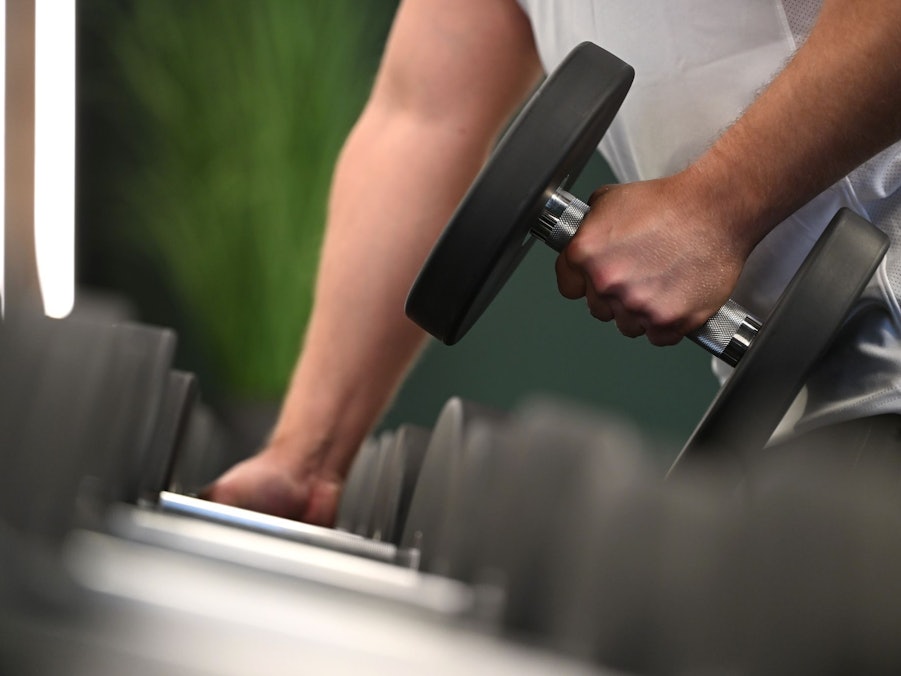 Hantelbank im Fitnessstudio