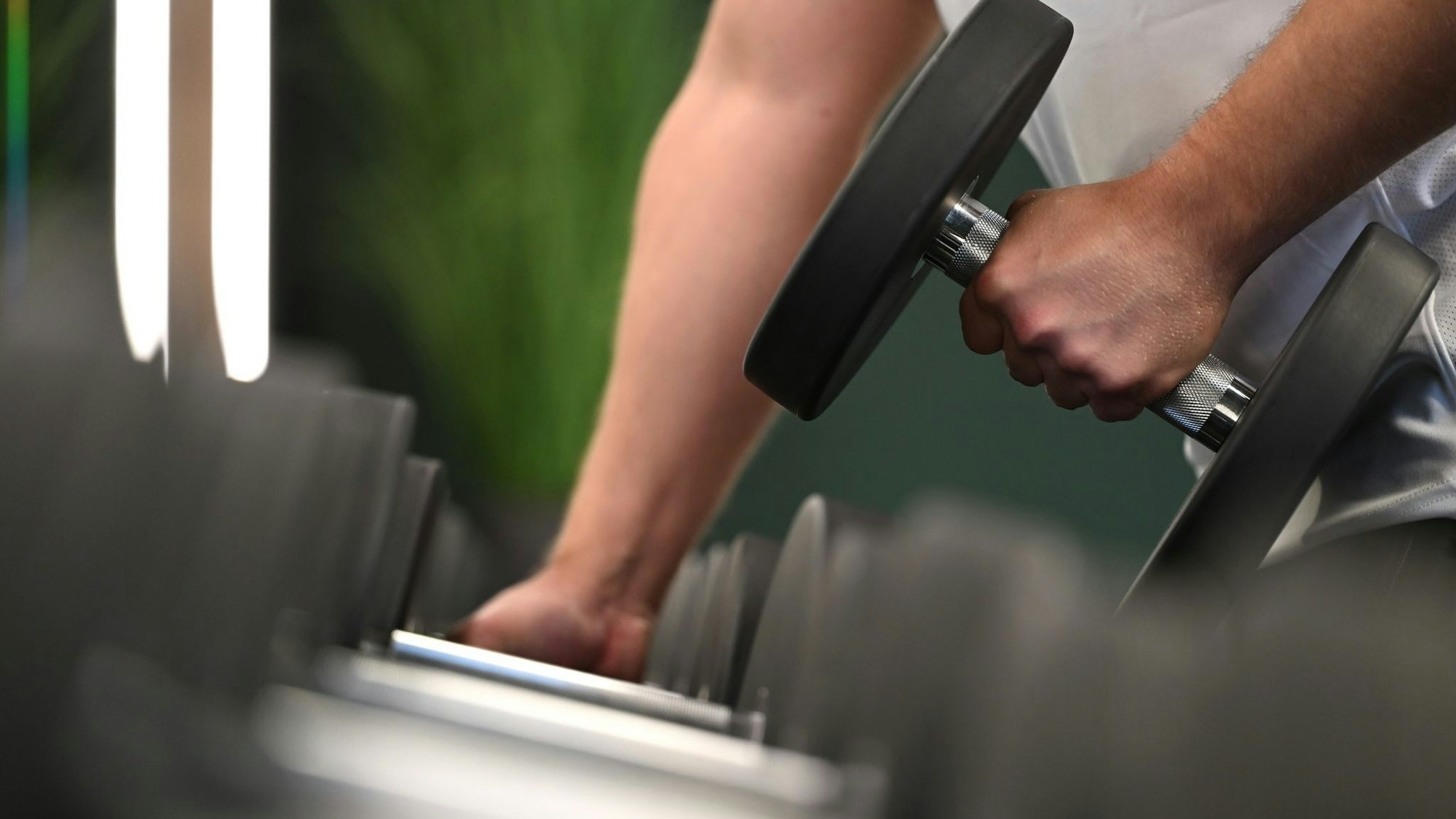 Hantelbank im Fitnessstudio