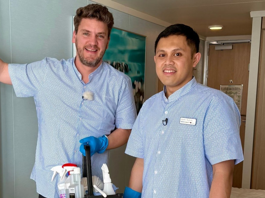 Kabinensteward Qadri Wahad (rechts) stammt aus Indonesien und arbeitet als Kabinensteward auf der AIDA Cosma. (Bild: RTL)
