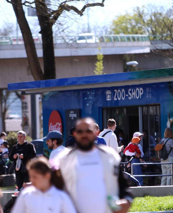 Menschen stehen an der Kasse des Kölner Zoos.