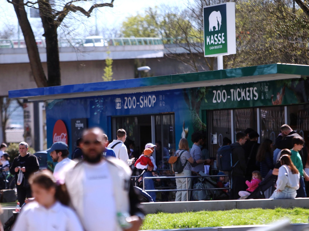 Menschen stehen an der Kasse des Kölner Zoos.