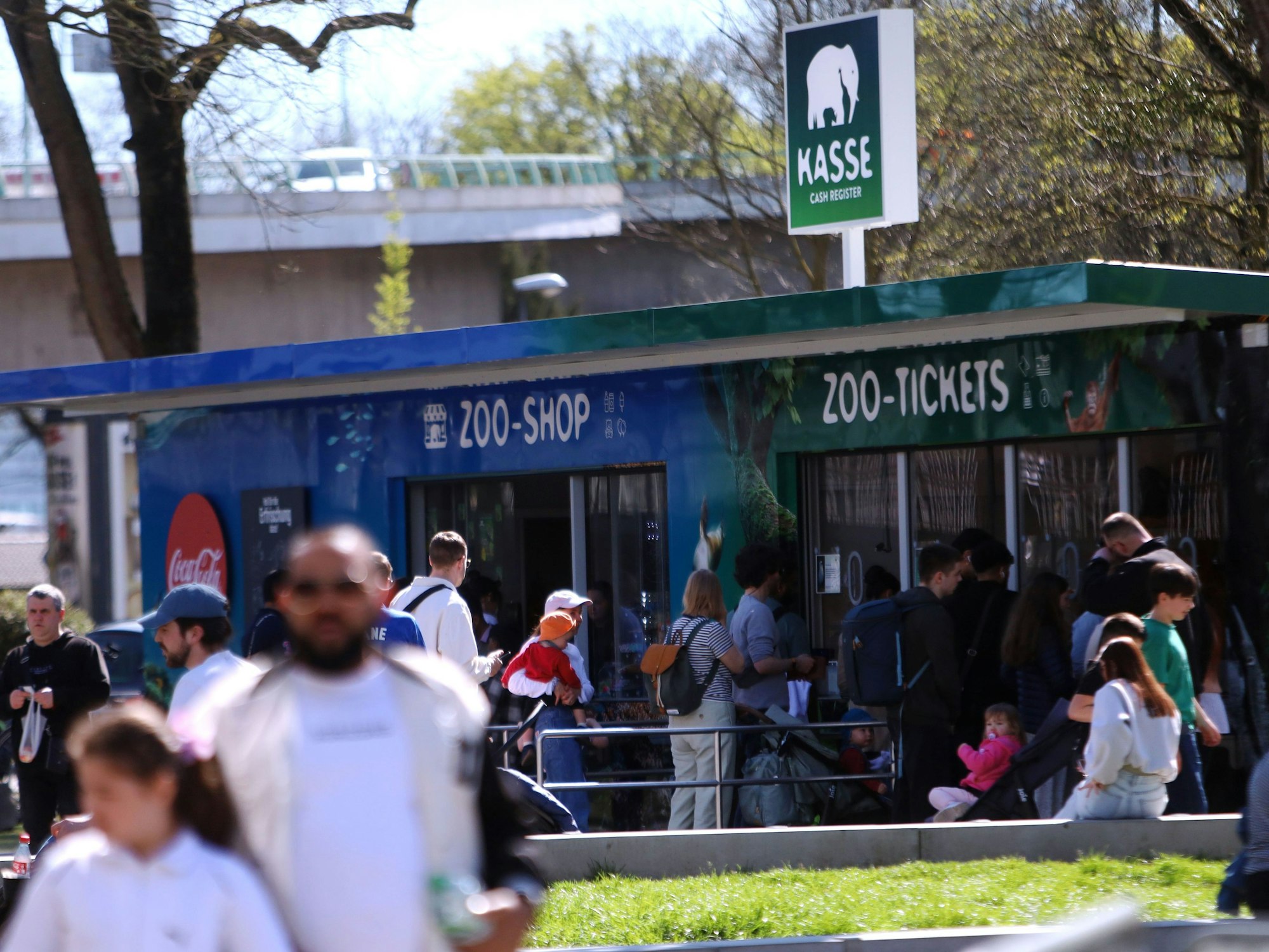 Menschen stehen an der Kasse des Kölner Zoos.