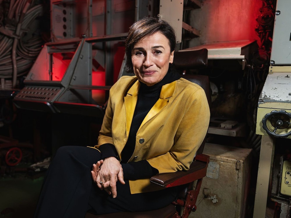 Sandra Maischberger spricht bei „Käpt'ns Dinner“ auch über ihren Kleiderschrank. (Bild: NDR / Marc Huth)