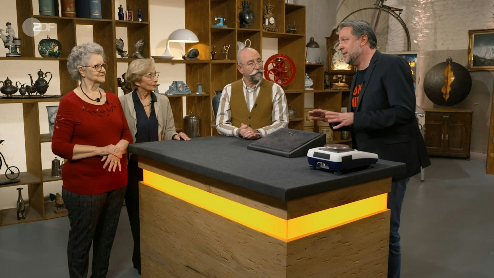 Der sogenannte „Fede“-Ring vermutlich aus England erreicht eine Expertise von 900 bis 1.200 Euro. Der Wunschpreis liegt mit 200 Euro deutlich darunter. (Bild: ZDF)