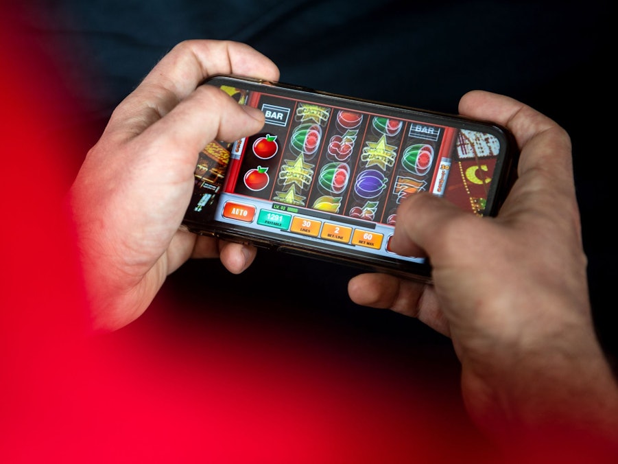 Auf einem Smartphone wird ein Online-Spiel gespielt