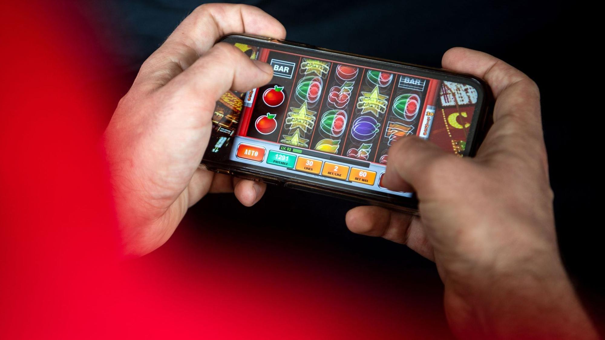 Auf einem Smartphone wird ein Online-Spiel gespielt
