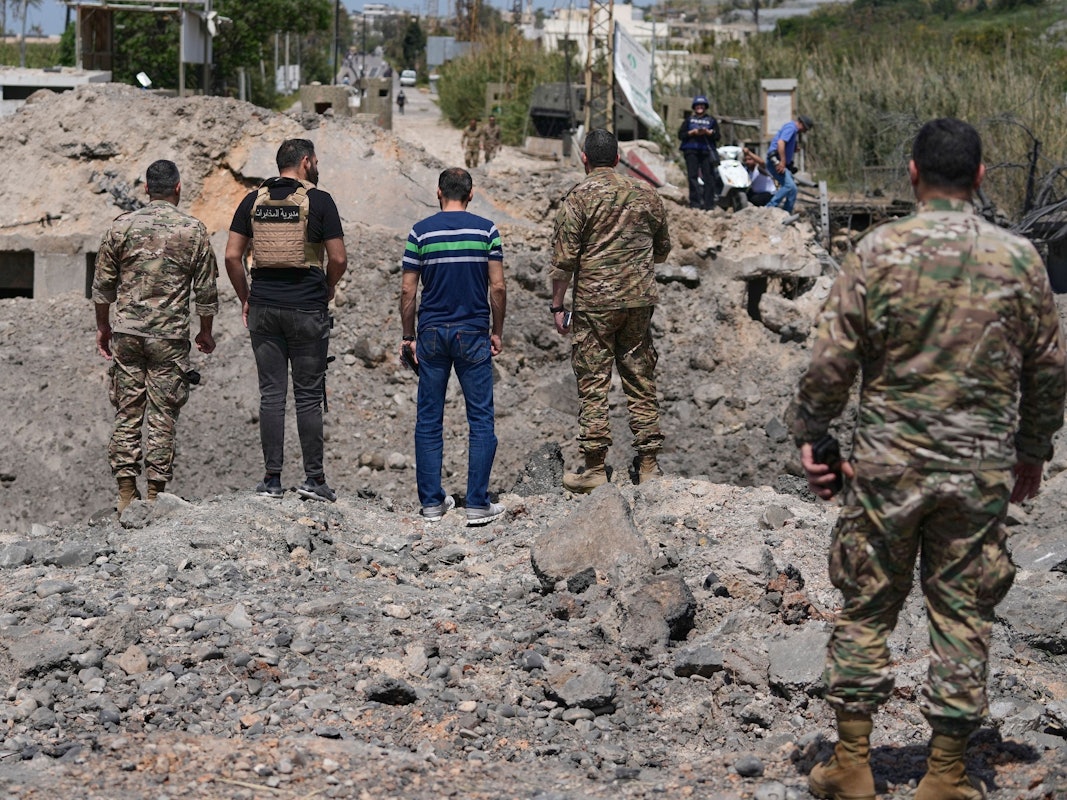 Libanesische Soldaten überprüfen eine zerstörte Brücke.