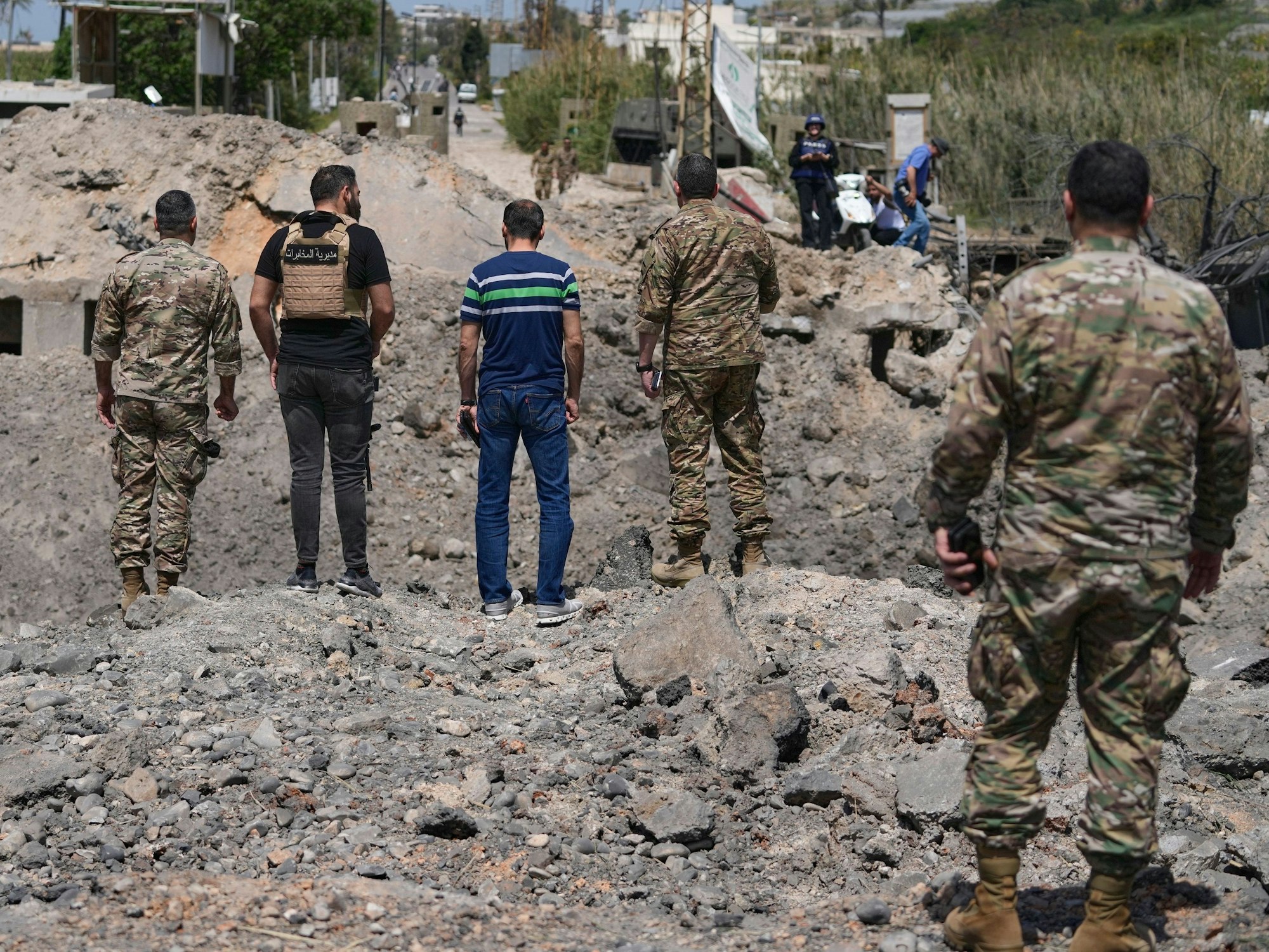 Libanesische Soldaten überprüfen eine zerstörte Brücke.