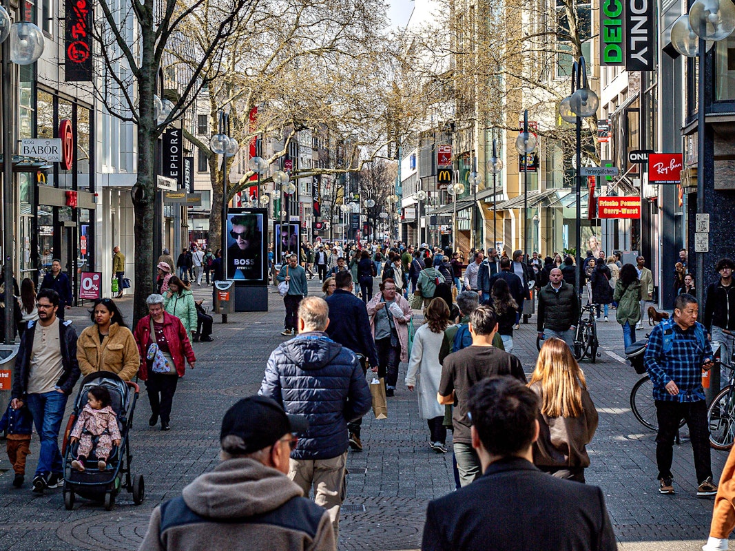 Blick auf die Schildergasse: Familienunternehmen kritisieren die neuen Maßnahmen der Bundesregierung scharf.
