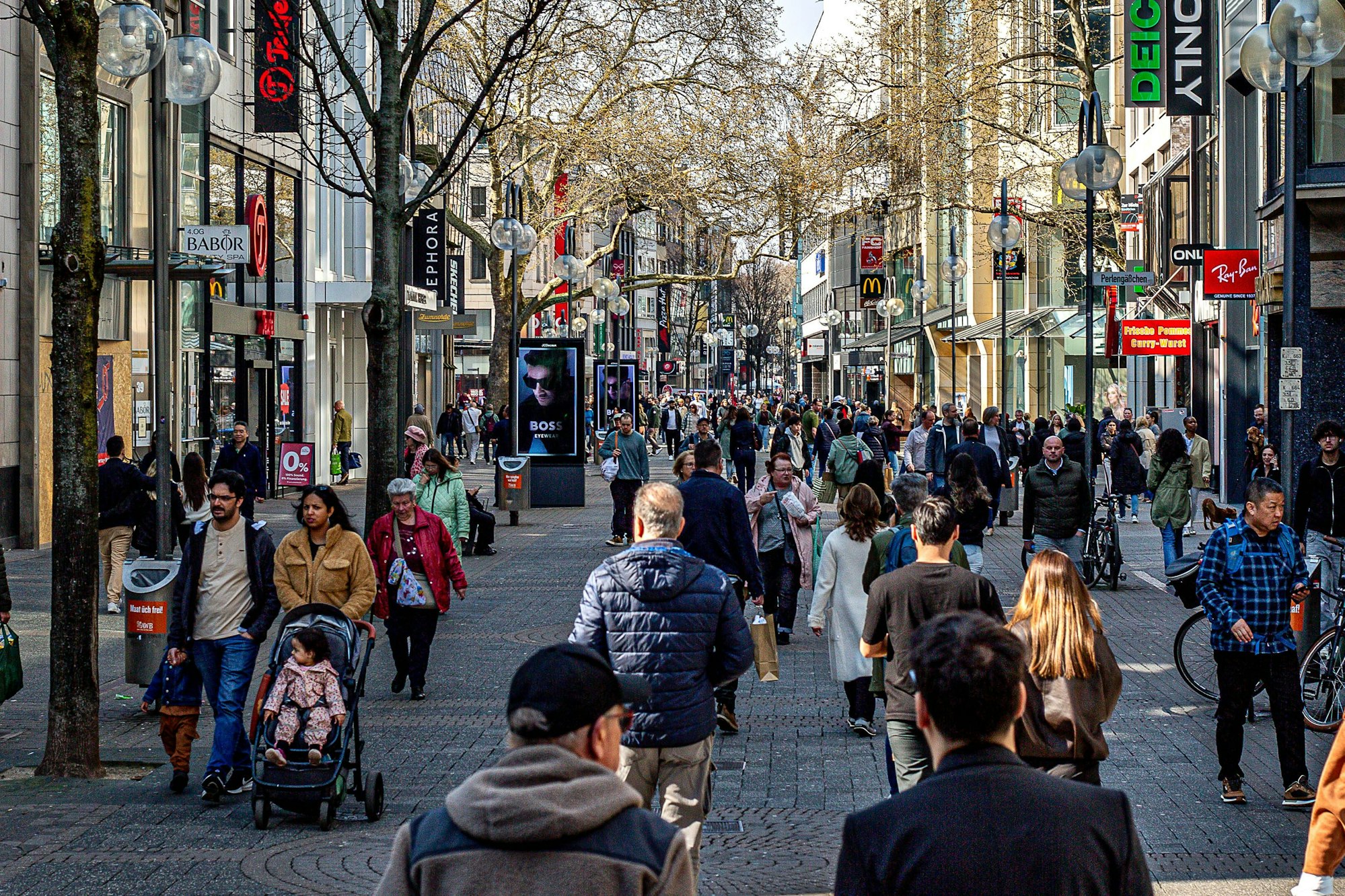 Blick auf die Schildergasse: Familienunternehmen kritisieren die neuen Maßnahmen der Bundesregierung scharf.