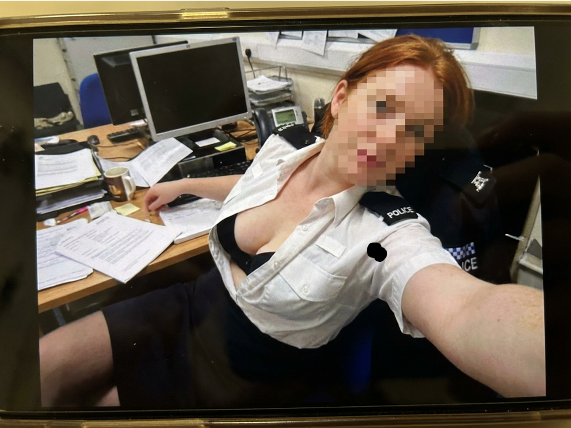 Eine britische Polizistin wurde entlassen, weil sie in Uniform Oben-ohne-Selfies gemacht hatte. Das maschinell erstellte KI-Bild soll die Szene visualisieren.