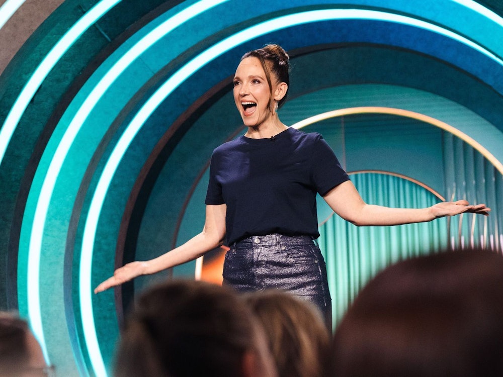 „Um in Stimmung zu kommen, brauchen wir vor allen Dingen Entspannung!“, erklärt Carolin Kebekus in ihrer Show und appellierte an Ehemänner, sich im Haushalt mehr einzubringen. (Bild: WDR/Ben Knabe)